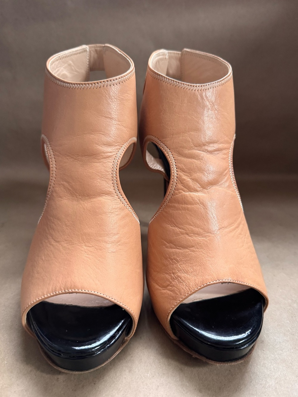 Jerome C Rousseau Beige and Black Patent Leather Open Toe Platform 5” Heels. 40 - Picture 2 of 13